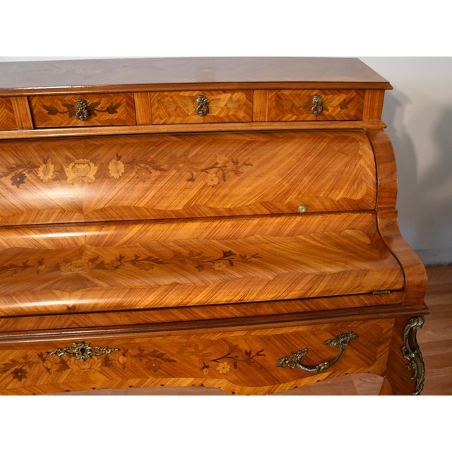 1930s 1930s French Louis XV Satinwood Floral Inlay Cylinder Secretary Writing Desk For Sale - Image 5 of 18