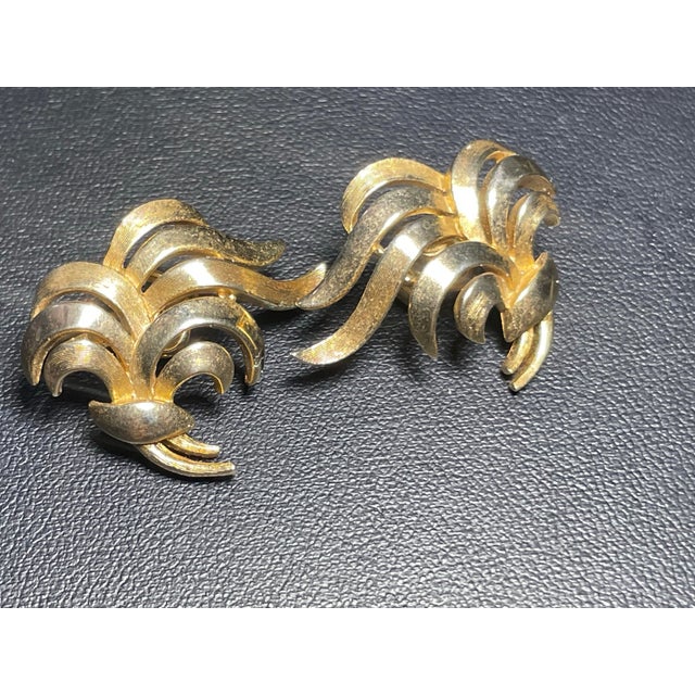 Mid-Century Modern MCM Jewelry by Trifari Golden Cascade Swirl Earrings, Pair For Sale - Image 3 of 6