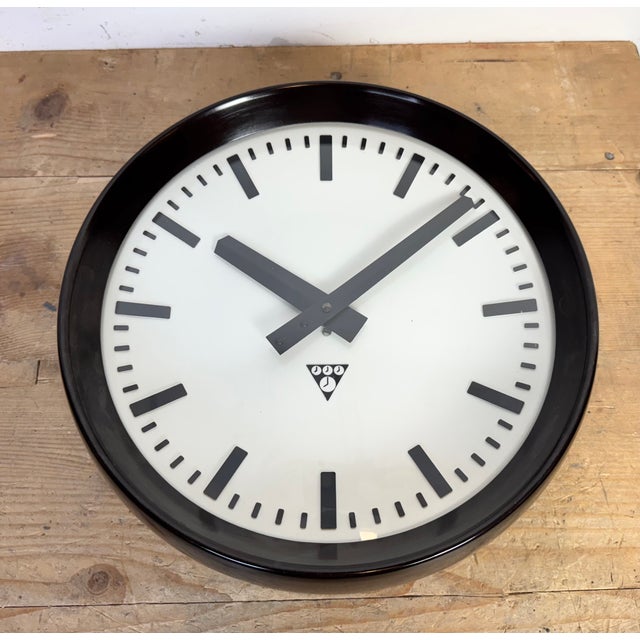 Industrial Bakelite Factory Wall Clock from Pragotron, 1960s For Sale - Image 11 of 16