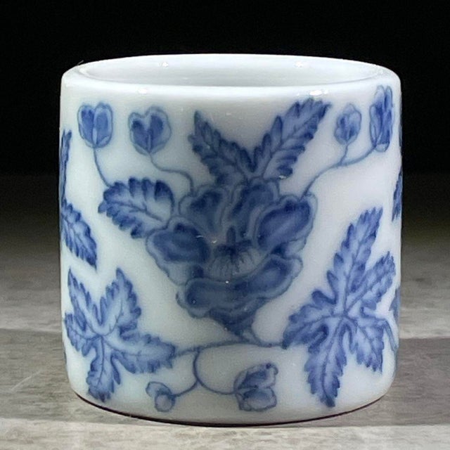 Late 20th Century Blue & White Porcelain Thumb Ring With Floral Motif For Sale - Image 5 of 9