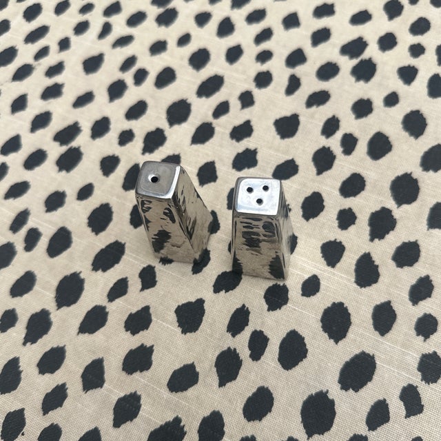 Pair of Silver-Tone Metal Geometric Salt and Pepper Shakers For Sale In Atlanta - Image 6 of 8