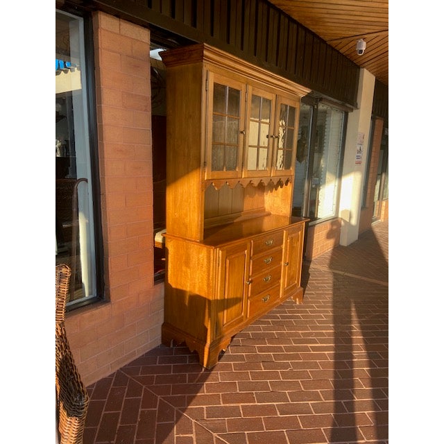 Wood Ethan Allen Maple China Cabinet Circa 1776 Cupboard Seeded Glass For Sale - Image 7 of 7