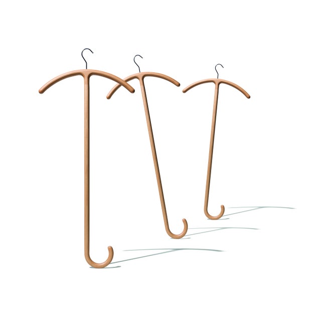 She wears clothes in beech plywood that takes the line from the hangers of the Italian peasant tradition. Thanks to its...