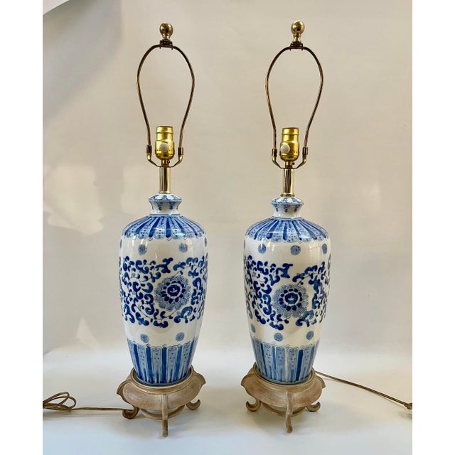 Ralph Lauren Porcelain Blue & White Traditional Chinoiserie Chinese Hand-Painted Table Lamps - A Pair For Sale - Image 4 of 9