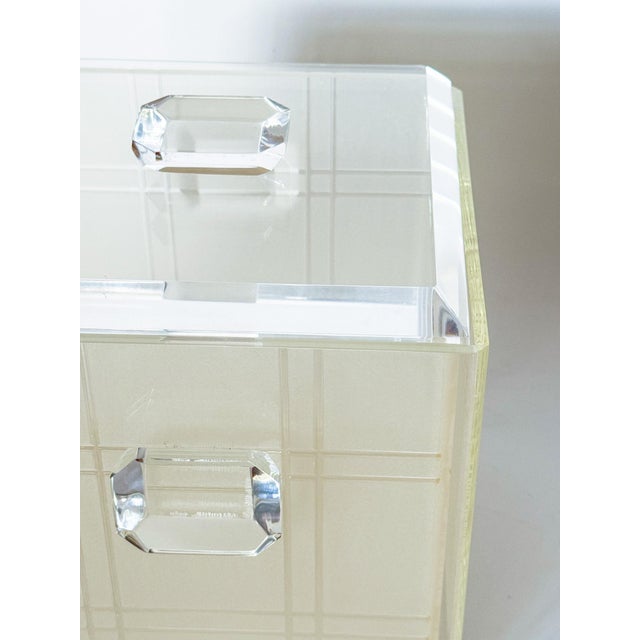Transparent 1970s Modern Heavy Lucite Ice Bucket With Liner and Emerald Cut Handles For Sale - Image 8 of 17