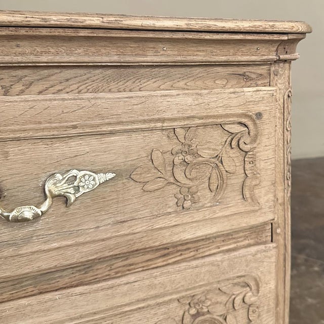18th Century Country French Louis XV Commode in Stripped Oak For Sale - Image 10 of 17