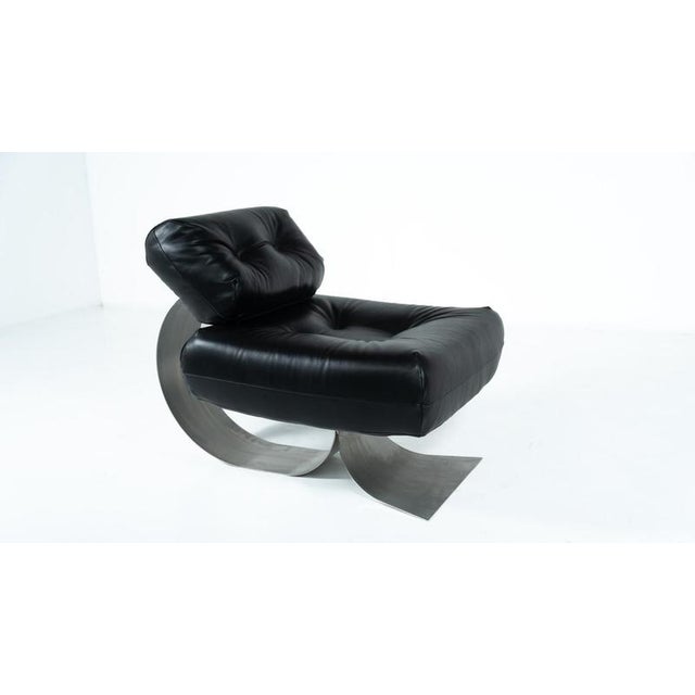 Metal Black Leather Model Alta Lounge Chair and Ottoman attributed to Oscar Niemeyer, 1970, Set of 2 For Sale - Image 7 of 12