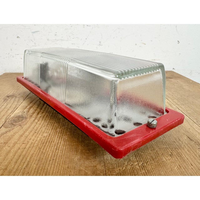 Industrial Red Bakelite Wall Light from Elektrosvit, 1970s For Sale - Image 6 of 18