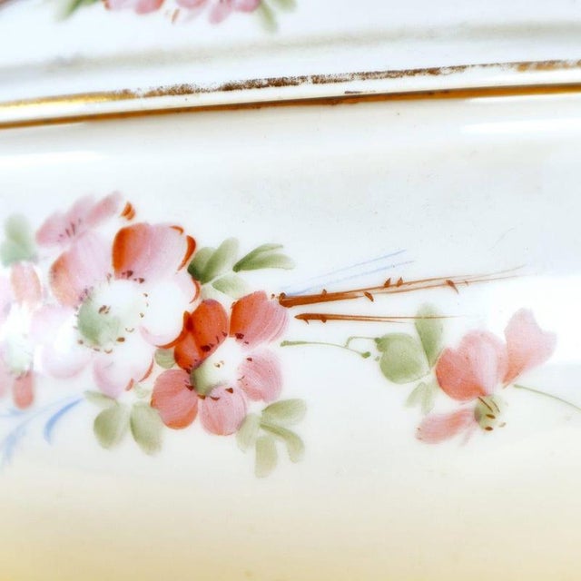 This refined soup tureen by ginori embodies the elegance of italian design. Crafted from fine white porcelain, it features...