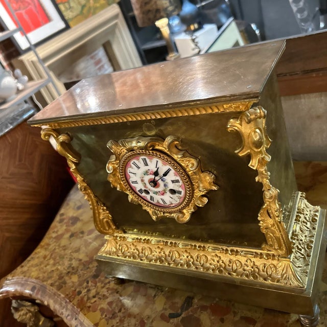 Antique Early 19th Century French Gilded Bronze Porcelain Dial Mantel Clock For Sale - Image 4 of 10