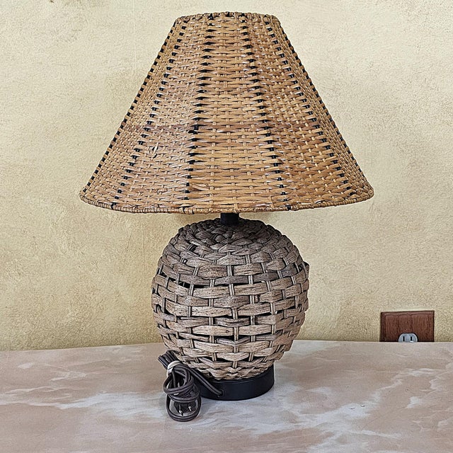 Tan Vintage Natural Rattan Woven Table Lamp With Matching Basket Weave Shade For Sale - Image 8 of 18