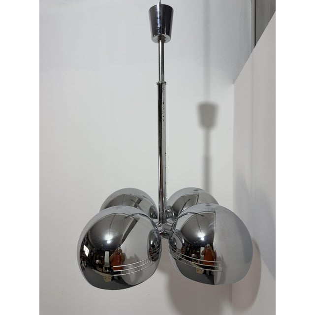 Space-Age chandelier in chromed metal with four lights, in the style of Reggiani, 1970 Adjustable height, E14 bulbs....