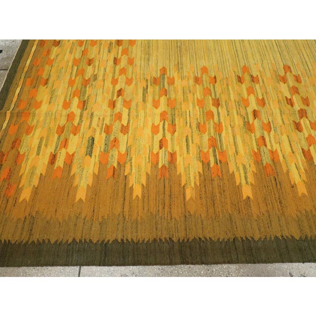 Mid 20th Century Galerie Shabab Collection Mid-20th Century Vintage Swedish Scandinavian Flatweave Kilim Room Size Carpet For Sale - Image 5 of 8