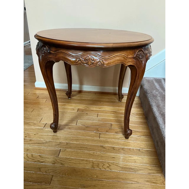 Elevate your space with this exquisite vintage Henredon round accent table, a timeless nod to French Provincial elegance....