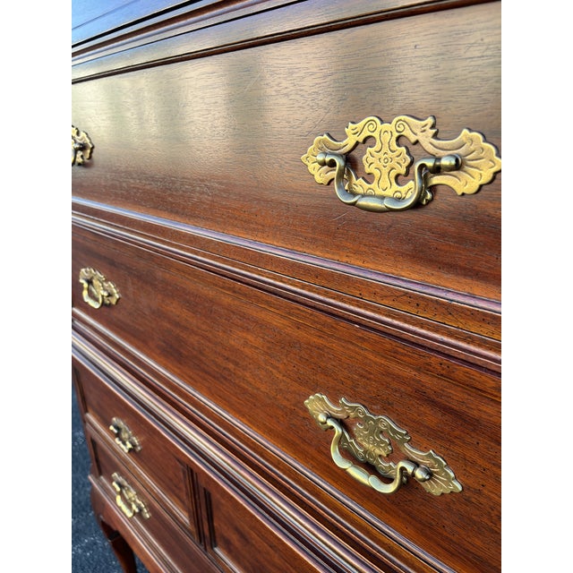 1980s 1980s Davis Cabinet Co Queen Anne Cherry Flat Top Highboy Chest of Drawers For Sale - Image 5 of 12
