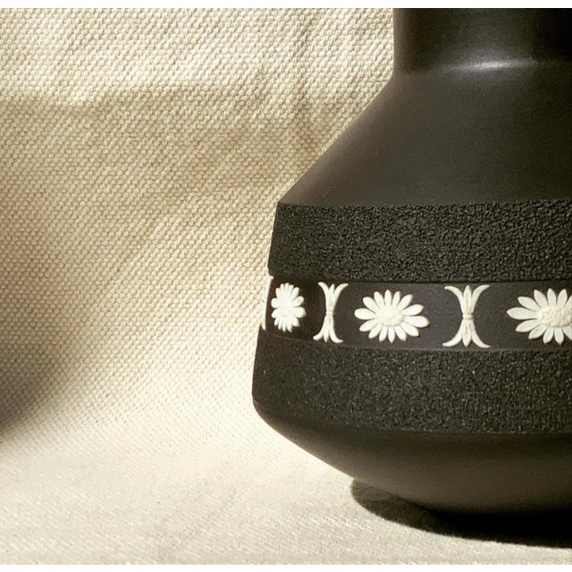 1960s Wedgwood Black Basalt Mid Century Vase by Peter Wall For Sale - Image 5 of 7