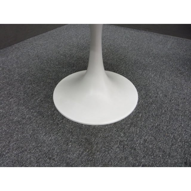 Round Tulip Coffee Table in the style of Knoll, 1960s For Sale - Image 4 of 6