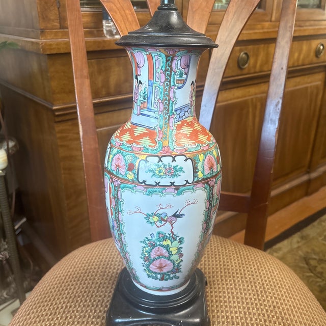 Chinoiserie 1960s Chinoiserie Rose Medallion Lamp For Sale - Image 3 of 5
