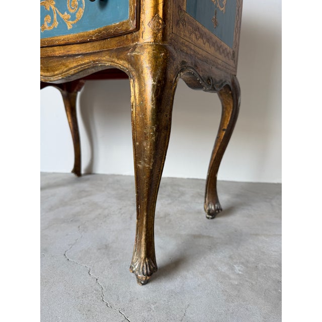 1950s Italian Hollywood Regency Giltwood & Teal Blue Three-Drawer Nightstand With Gold-Leaf Scrollwork For Sale - Image 11 of 12