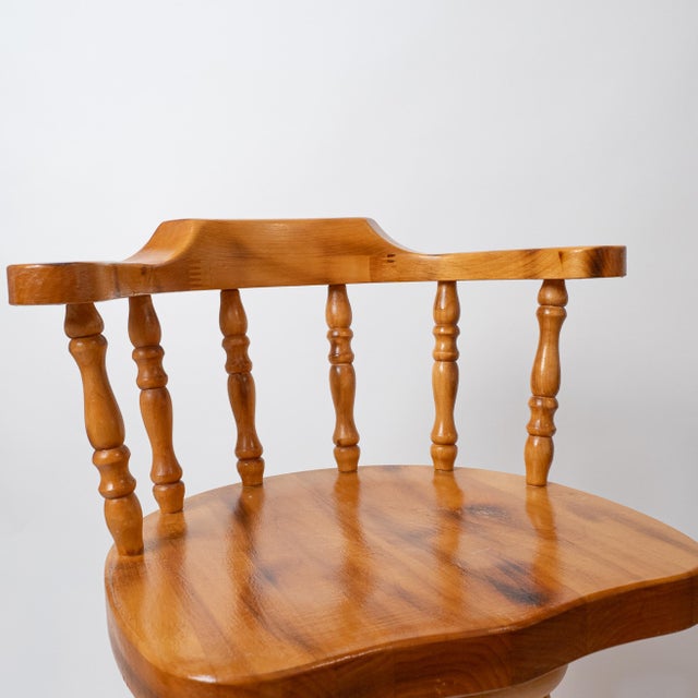1980s Set of 4 Knotty Pine Swivel Captain’s Bar Stools With Saddle Seats For Sale In New York - Image 6 of 8