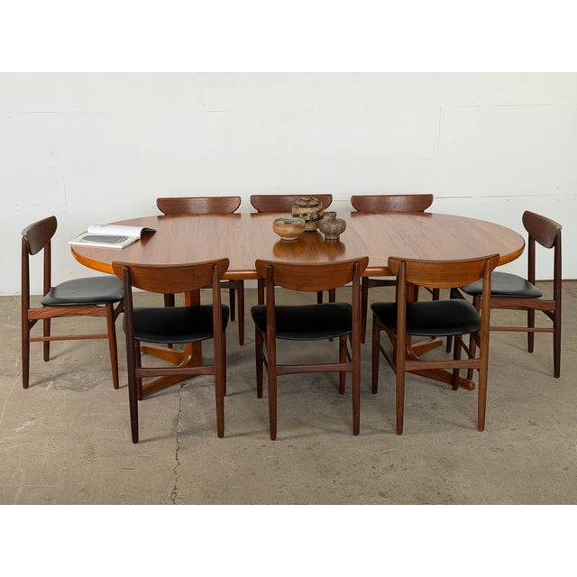 Danish round extendable dining table in teak, produced by Glostrup Møbelfabrik, 1960s. It comes with two matching leaves....