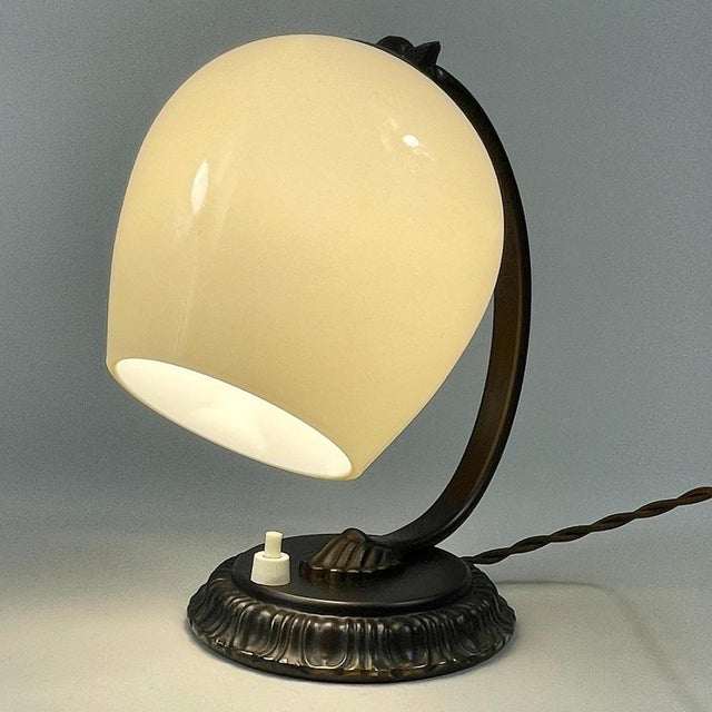 1930s Vintage Art Deco German Table Lamp in Burnished Brass and Opaline Glass, 1930s For Sale - Image 5 of 17