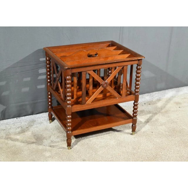 This mahogany magazine rack offers two storage levels, the upper part of which offers the possibility of storing...