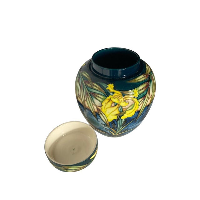 Otters Ginger Jar by Sian Leeper for Moorcroft Pottery, 2004, in Very Good conditions. Designed from 2000