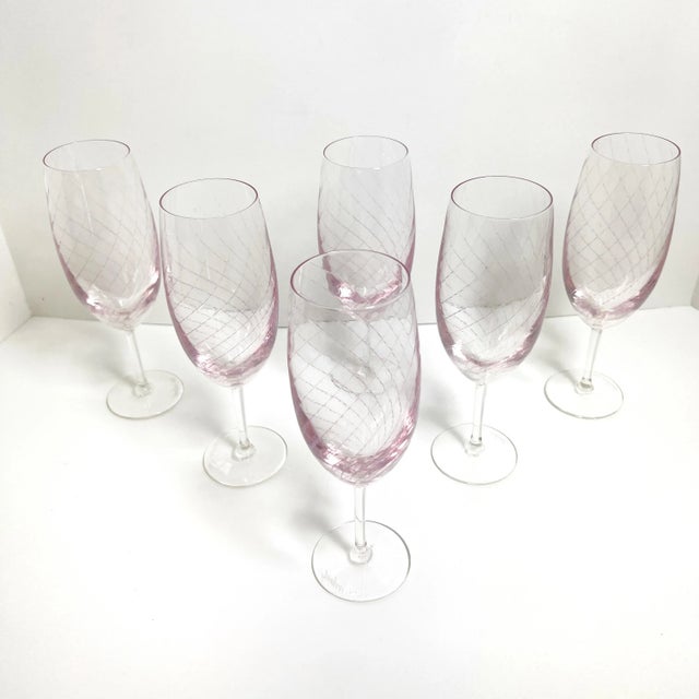 Contemporary 1980s Hand Blown Stephen Smyers Signed Pink Swirl Glass Champagne Flutes—Set of 6 For Sale - Image 3 of 6