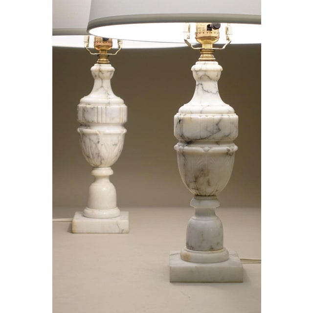 1940s Neoclassic Art Deco Empire Regency Modern Carrara Marble Urn Style Table Lamps For Sale - Image 4 of 12