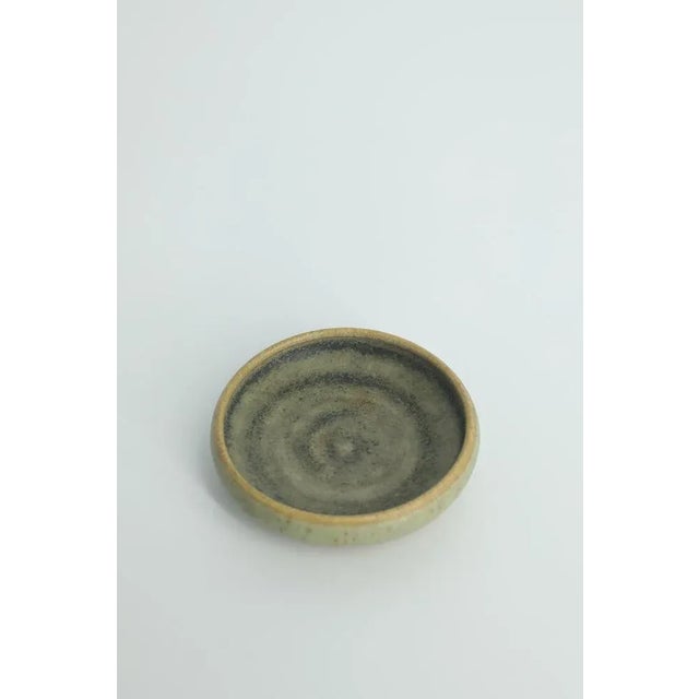 Small Mid-Century Scandinavian Modern Collectible Sand Brown Stoneware Bowls by Gunnar Borg for Gunnars Keramik Höganäs, 1960s, Set of 2 For Sale - Image 4 of 7