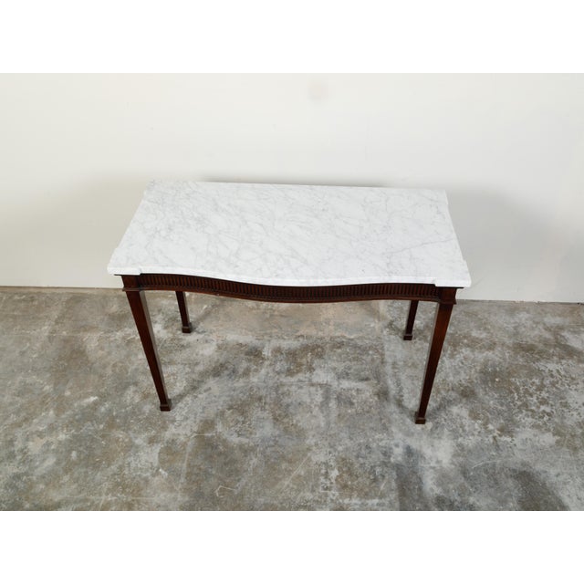 English 1820s Mahogany Server with White Veined Marble Top and Lateral Drawer For Sale In Atlanta - Image 6 of 12