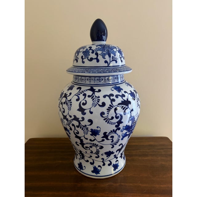 Late 20th Century Chinoiserie Large Blue and White Porcelain Ginger Jar For Sale In South Bend - Image 6 of 8