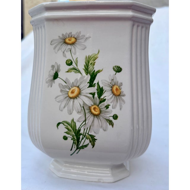 Mid 20th Century Fluted Staffordshire Ceramic Vase With Daisy Floral Design For Sale - Image 9 of 12