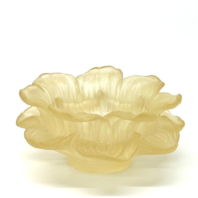 Mid-Century Modern Flower Shaped Large Frosted Resin Serving Bowl by Dorothy Thorpe For Sale - Image 3 of 10