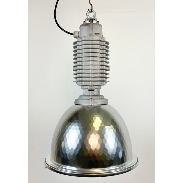 This industrial pendant lamp was designed by Charles Keller for Zumtobel Staff during the 1990s. It features a cast...
