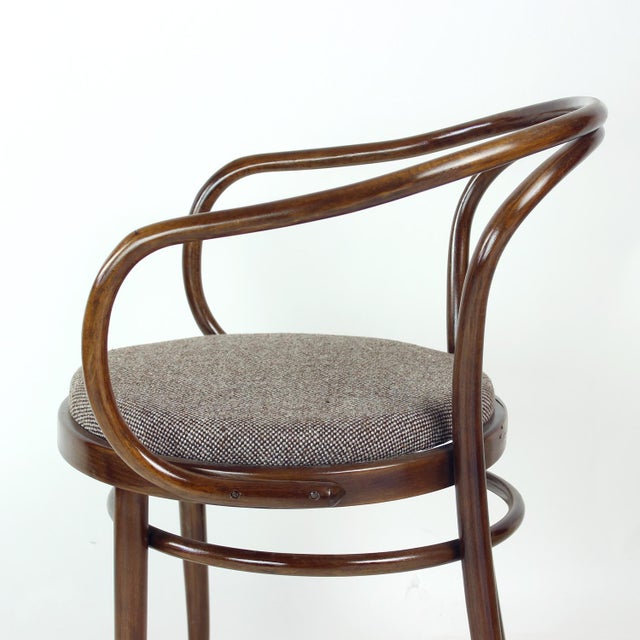 Mid-Century Bentwood No. 30 Armchair by August Thonet for Ton, Former Czechoslovakia, 1960s For Sale - Image 6 of 14