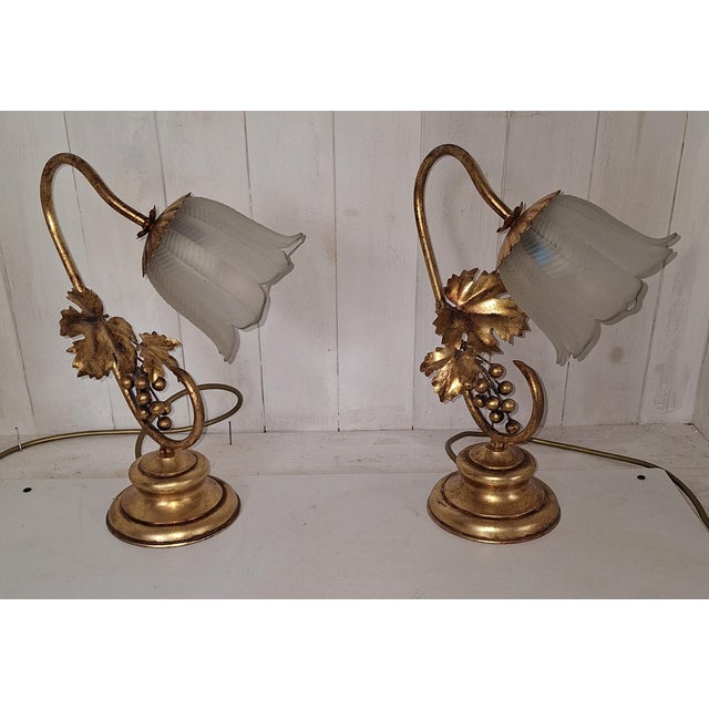 Florentine Table Lamps with Gold-Colored Metal Frames and Frosted Relief Glass Shades, 1970s, Set of 2 For Sale - Image 4 of 7