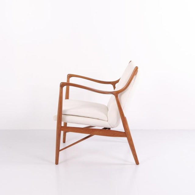 Walnut Lounge Chair with Light Fabric by Finn Juhl, 1952 For Sale - Image 3 of 11