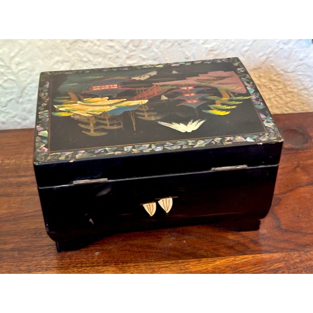 Mid 20th Century 1970s Vintage Chinese Lacquered Jewelry Box With Mother of Pearl For Sale - Image 5 of 12
