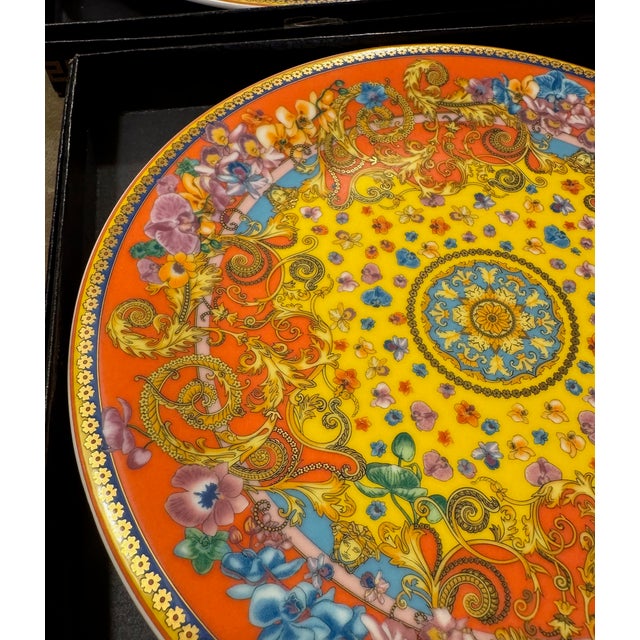 Atelier Versace 1990s Set of 4 Rosenthal Versace Primavera 7 1/8"Bread & Butter Plate Original Box For Sale - Image 4 of 9