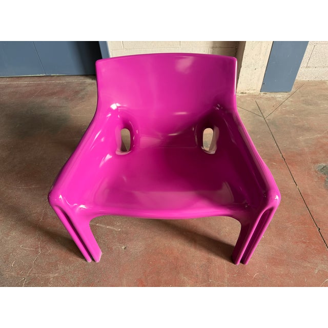 This iconic easy chair, model Vicario, was designed by Vico Magistretti for Artemide during the 1970s. Repainted...
