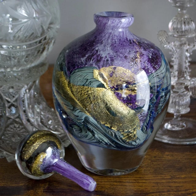 Early 21st Century Jean-Claude Novaro Iridescent Art Glass Bottle With Stopper, 2005 – Purple, Blue & Gold For Sale - Image 5 of 6