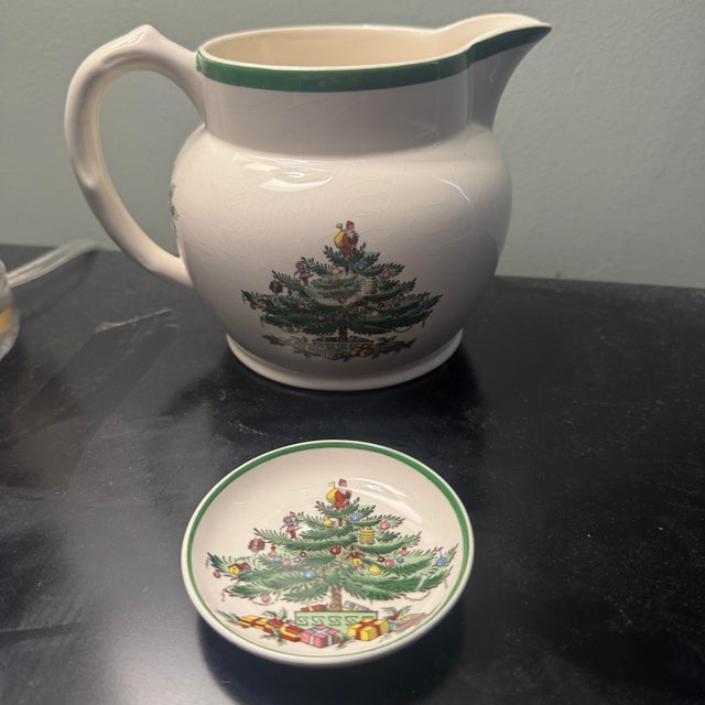 This set features a glazed cream-white imperialware body decorated with the iconic, highly detailed Spode Christmas Tree...