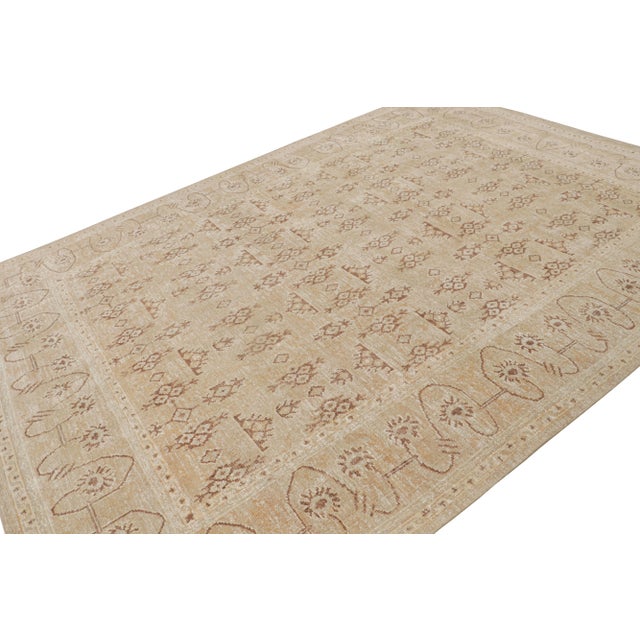 Hand-knotted in wool & sari silk, this 9x13 rug is from the new line of Rug & Kilim’s Modern Classics Collection inspired...