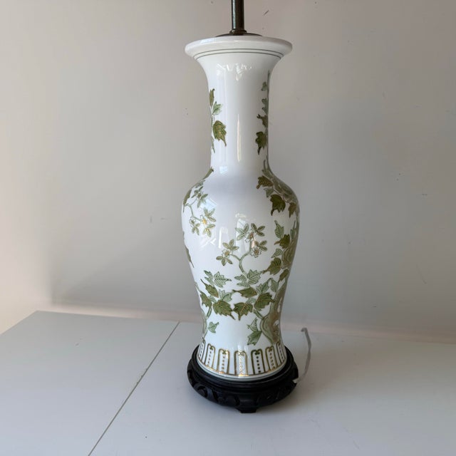 1960s Green and White Chinoiserie Porcelain Table Lamp For Sale - Image 9 of 10