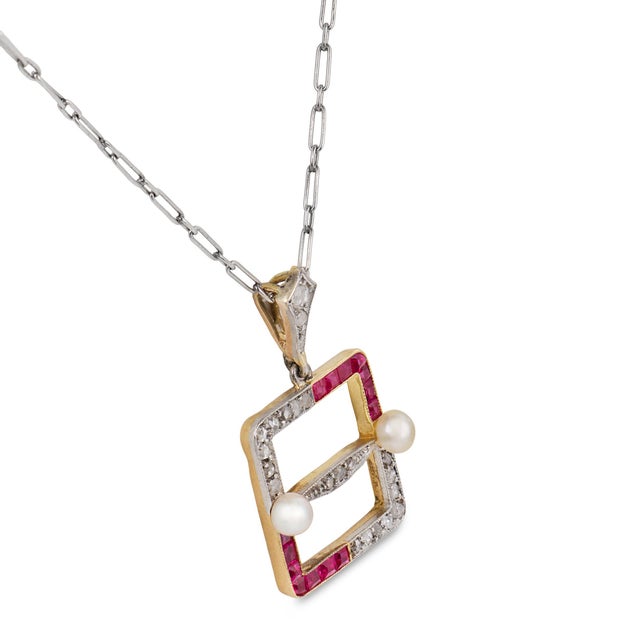 Traditional 1910s Edwardian Diamond Ruby Pearl 18k Yellow Gold Platinum Necklace For Sale - Image 3 of 7