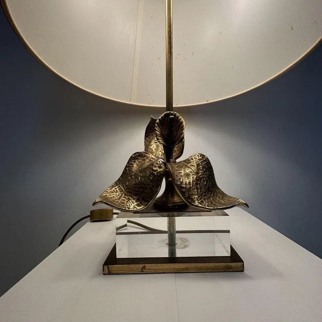 Hollywood Regency Design Table Lamp in Acrylic Glass with Brass Flower, 1970s For Sale - Image 9 of 12