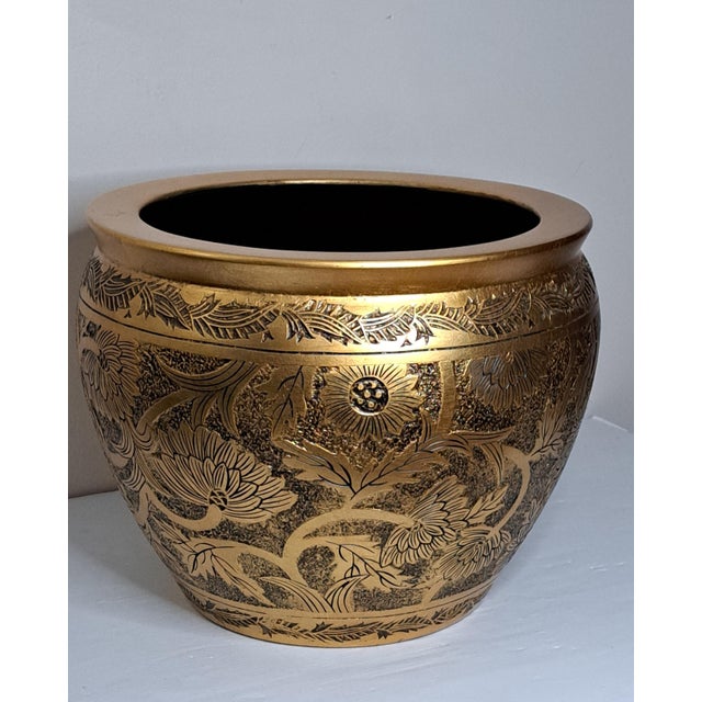 1980s Large Vintage Chinoiserie Black & Gold Embossed Ceramic Cachepot Planter For Sale - Image 5 of 12