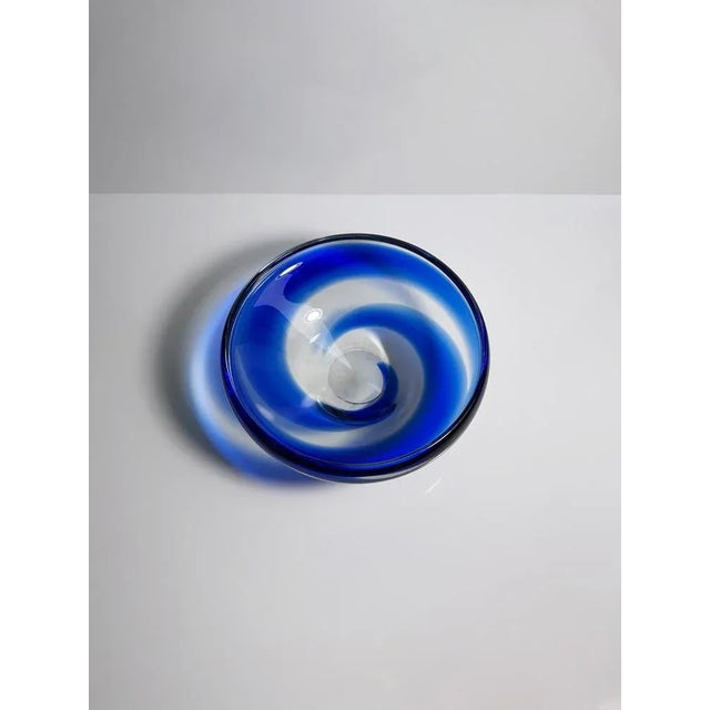 Beautiful solid Bohemian bowl / bowl around 1950/1960. Blue and transparent glass connected together using the swirl...